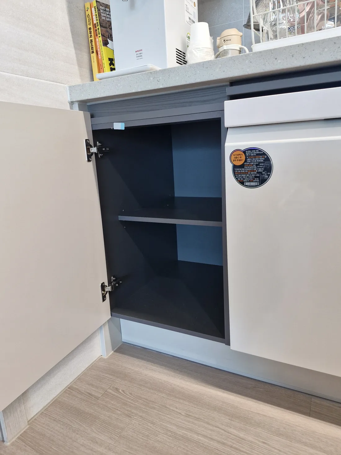 블랙 프레임 포인트 대형 냉장고장 시공 시공 중 현장 기록