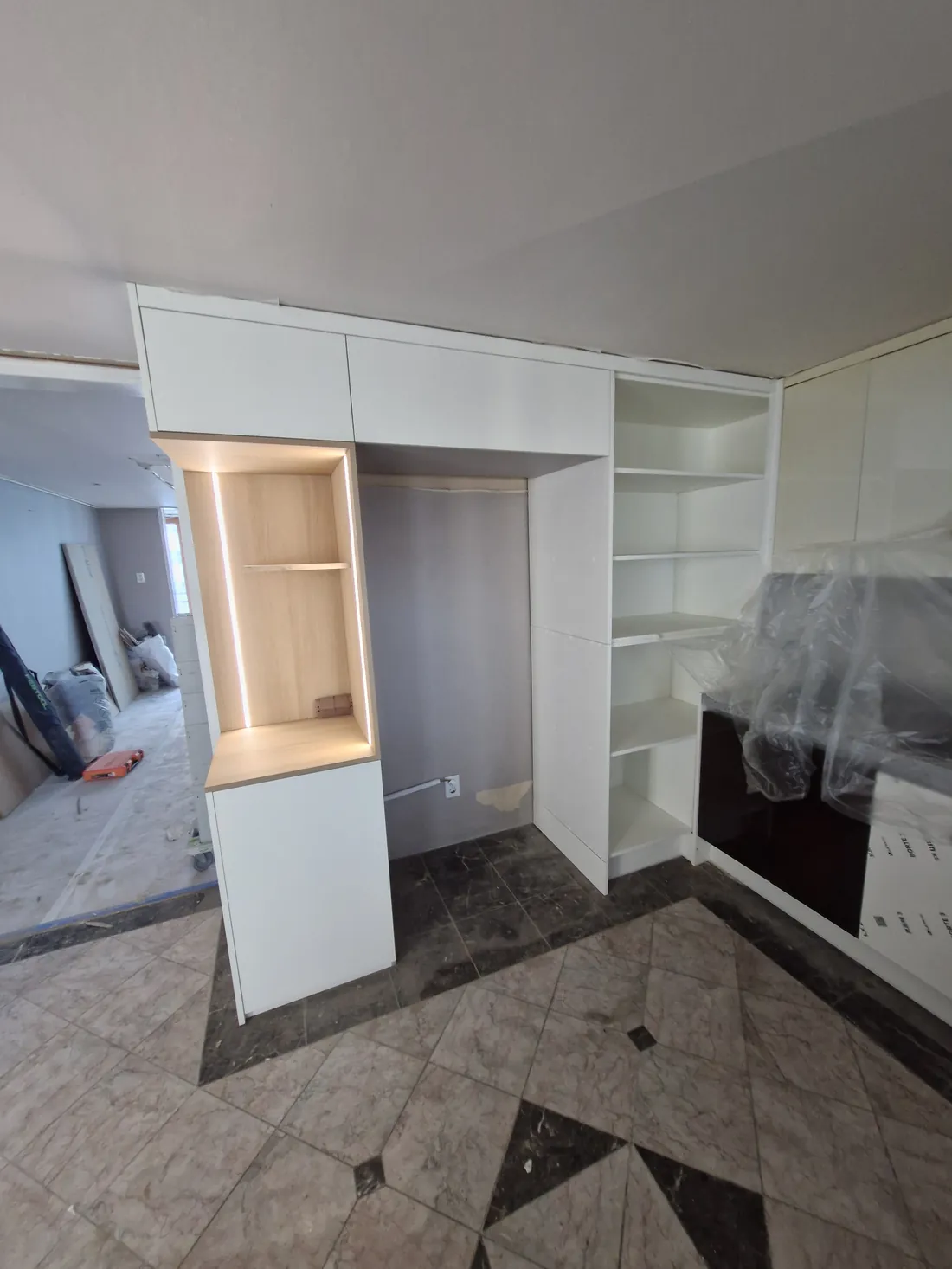 화이트 톤 키친핏 냉장고장 리폼 시공 중 현장 기록