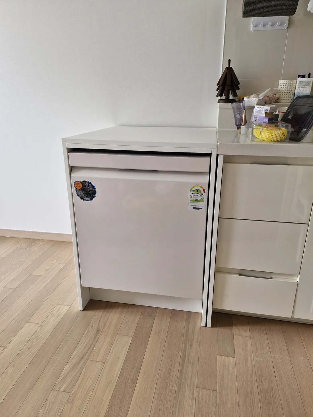 크림 베이지 색상 맞춤 냉장고장 시공 중 현장 기록