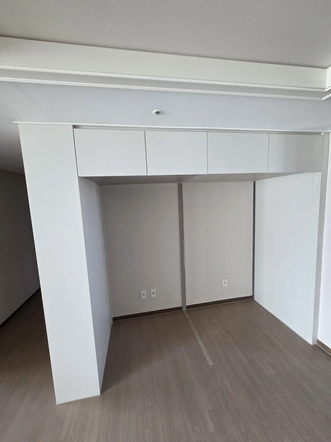 프리스탠딩 냉장고 빌트인 매립 + 사이드 간접조명 시공 중 현장 기록